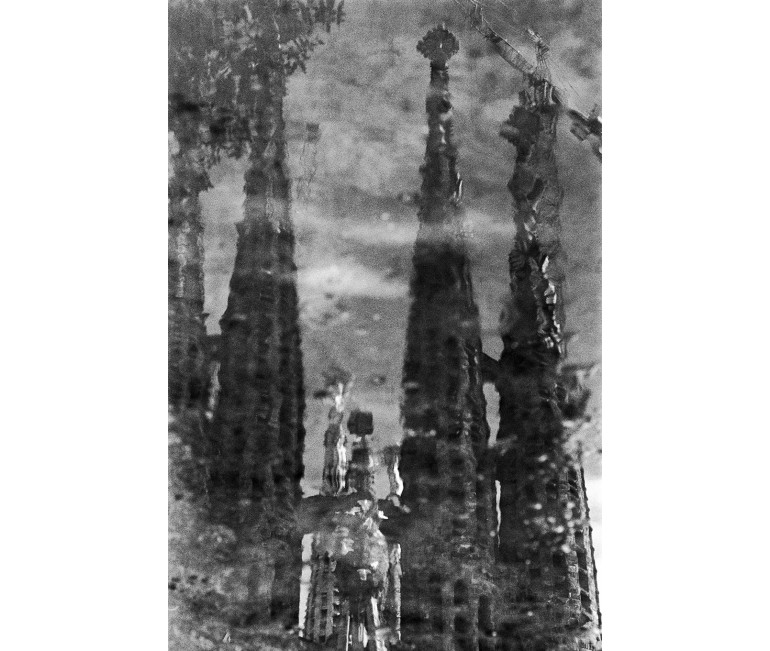 Fotografía Reflejo Agua Sagrada Familia 1